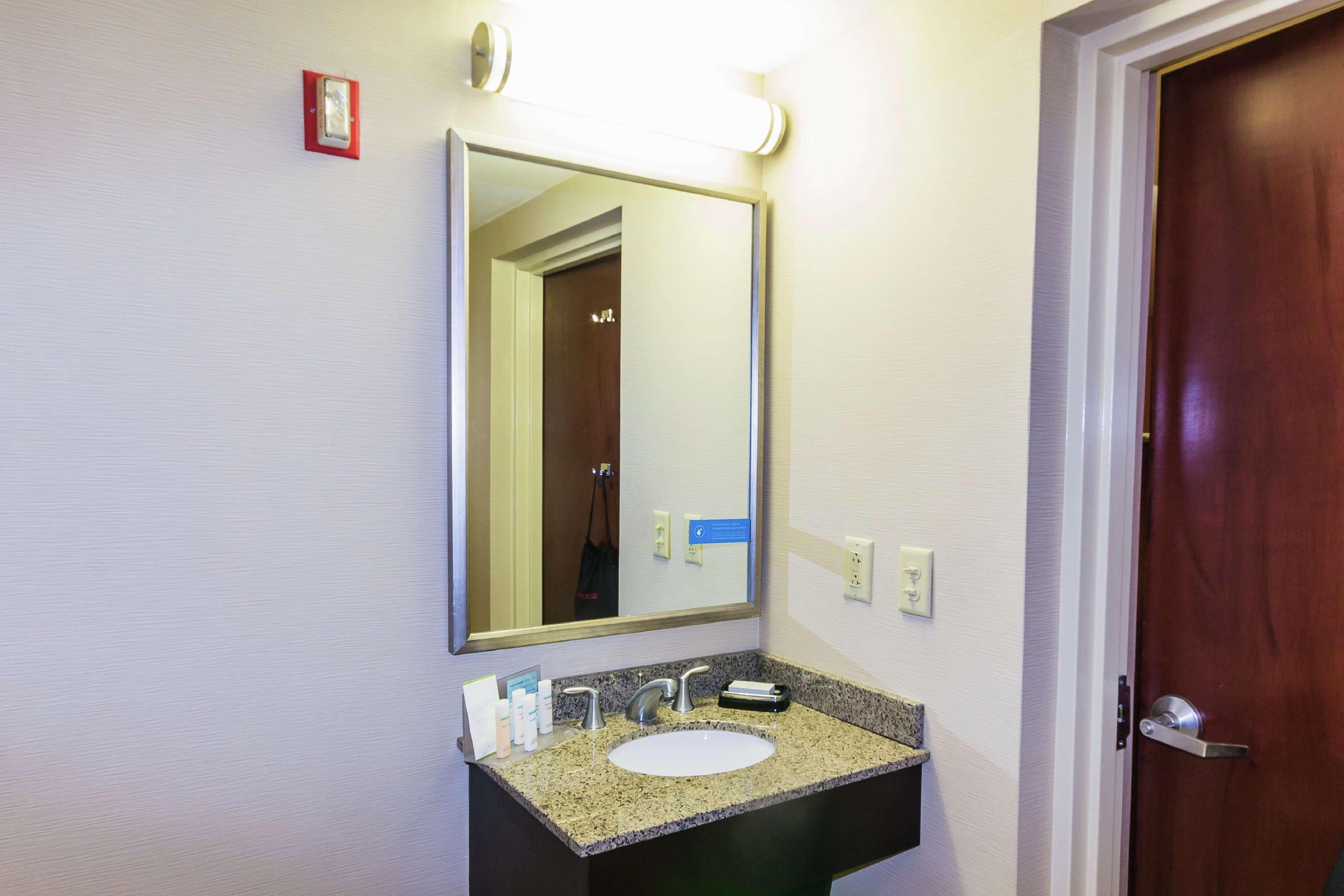 Hampton Inn Sturbridge Exterior photo