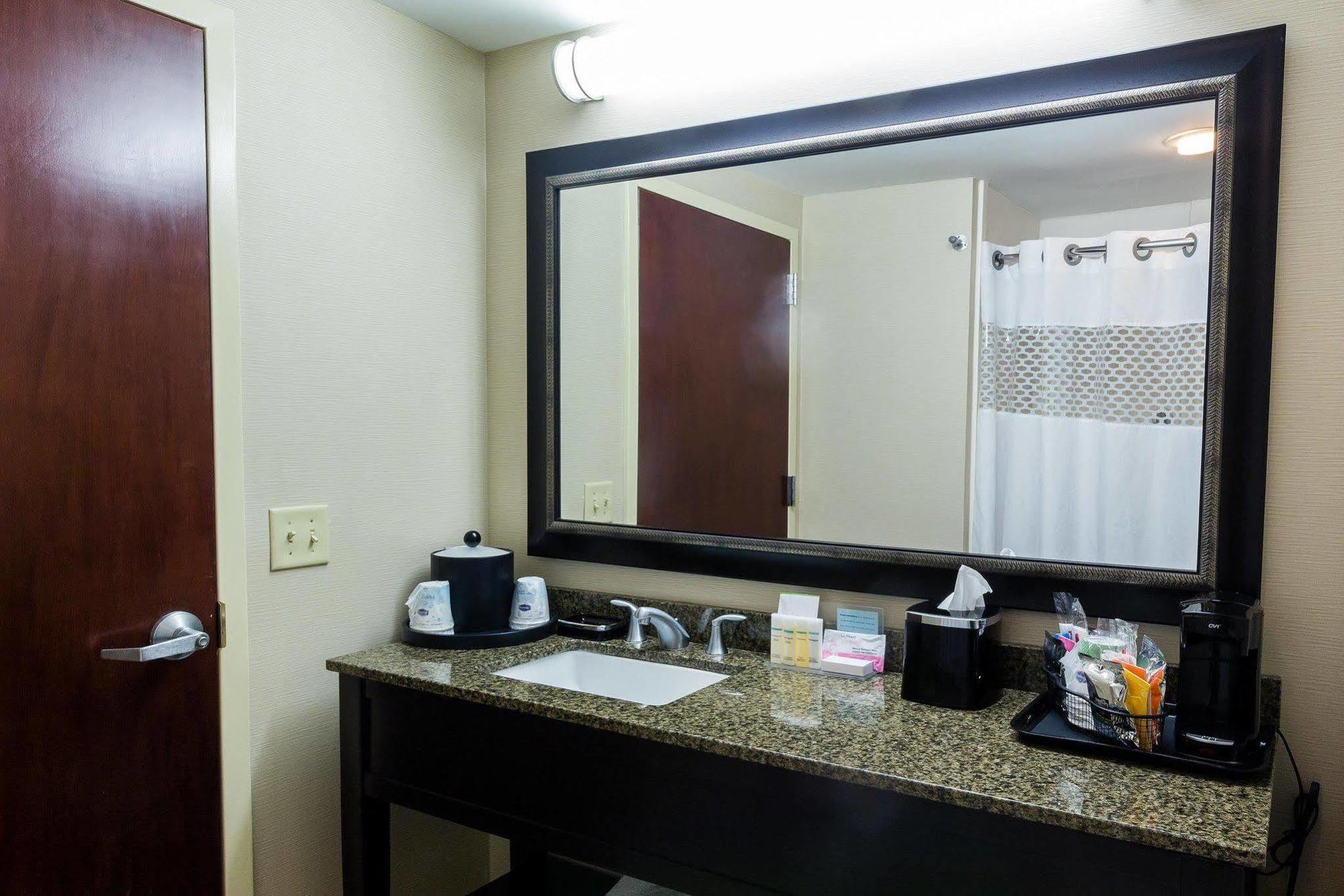 Hampton Inn Sturbridge Exterior photo